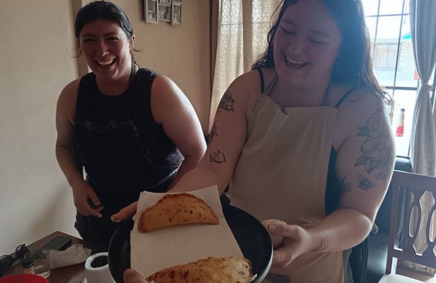 Traditional cooking class with Tica family