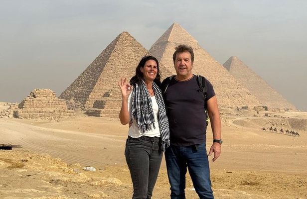 Private Day Tour to Giza Pyramids and Saqqara with Hotel Pickup