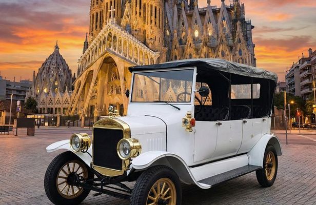Guided Tour City, Park and Beach Barcelona Vintage Tuk Tuk Car