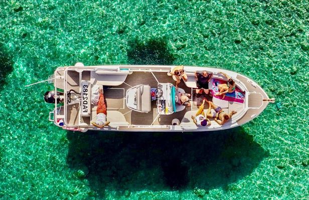 Beautiful boat tour in the Calanques with swimming