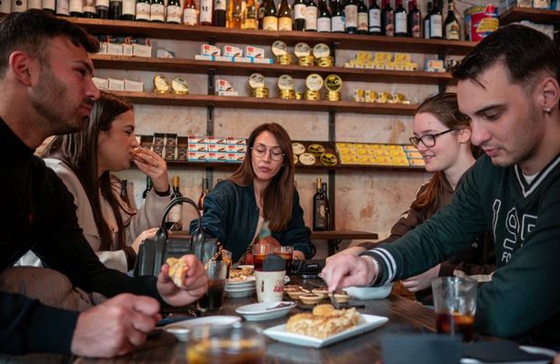 Barcelona: Gothic Quarter Tapas & Wine Small Group Tour