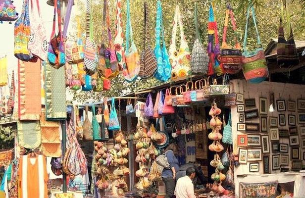 Customized Half & Full Day Delhi Shopping Tour with Female Guide