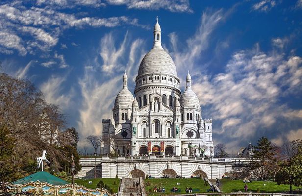 Paris Montmartre Walking Tour: Moulin Rouge to Sacré-Cœur