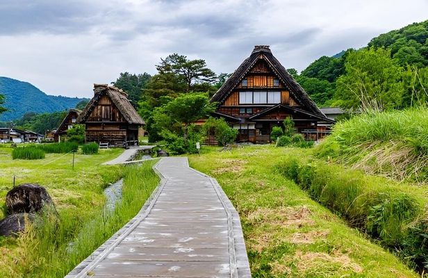 Shirakawago Private Day Trip from Takayama with Local Guide