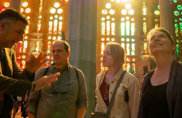 Sagrada Familia Golden Hour & La Pedrera Small Group Tour & Cava