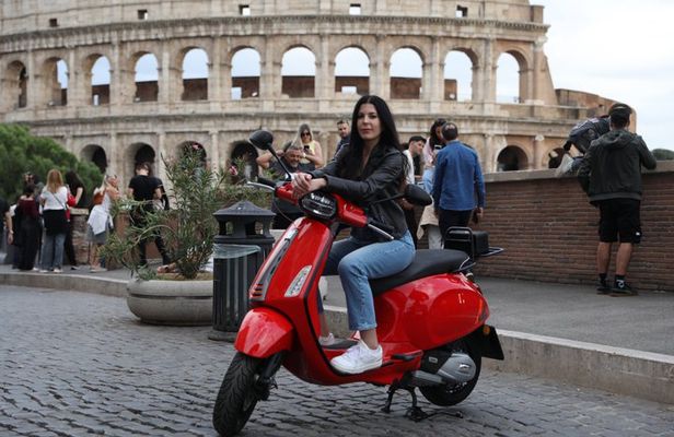 Photo Tour in Rome with Vespa