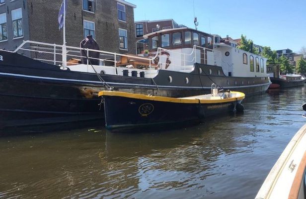Leiden Private Canal Boat Tour with Drinks and Snacks
