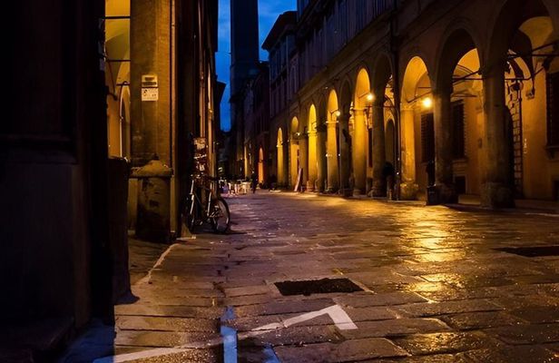 Bologna Night Walking Tour: Hidden Legends and Secret Places