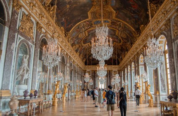 Versailles Palace Guided Tour with Garden Access