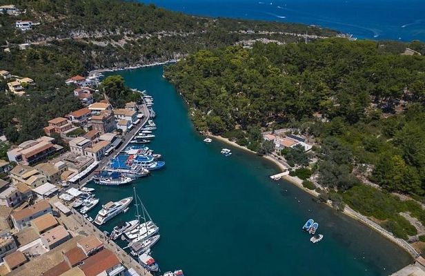 From Lefkimmi: Paxoi & Antipaxoi Luxury Boat Experience