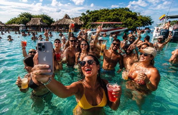 Cartagena Party Tour to Cholon: 5 Stops, Lunch, Drinks & Music