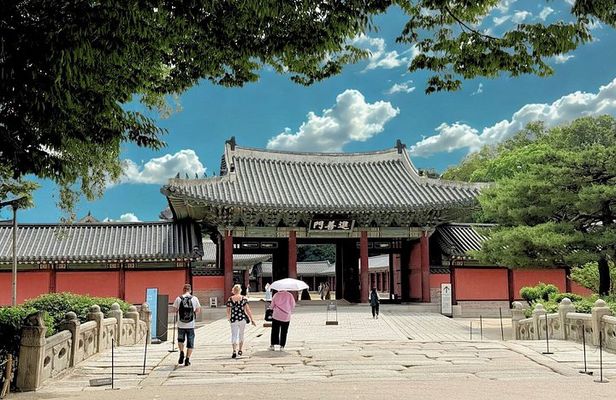 Seoul Changdeokgung Palace and Hidden Bukchon Walking Tour