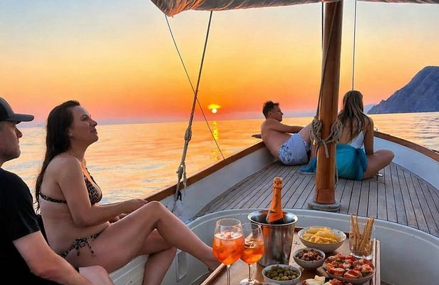 Sunset Boat Tour in Portovenere and Palmaria