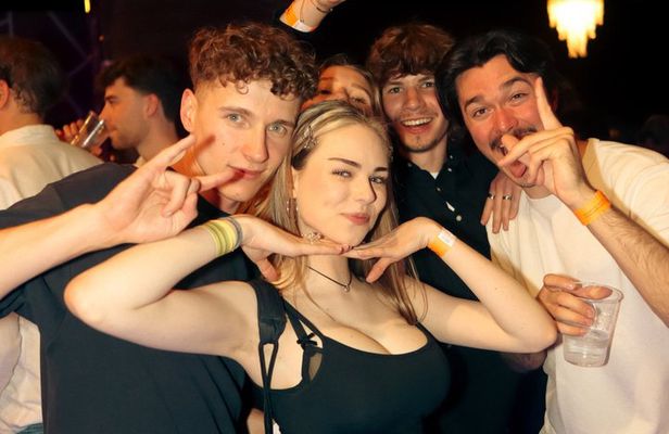 Drunken Monkey Blaze Pub Crawl: 2hr Unlimited Drinks & Clubs
