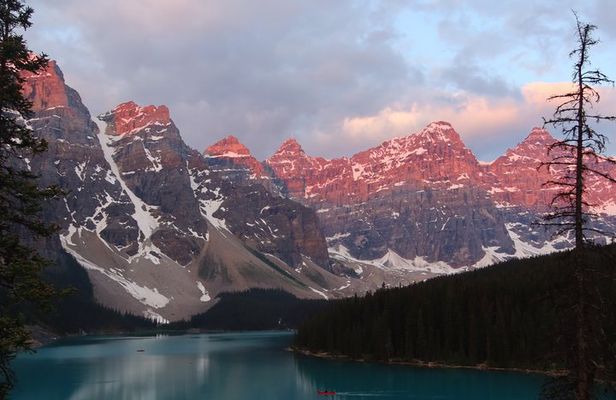 Moraine Lake and Lake Louise Sunrise Tour with Breakfast