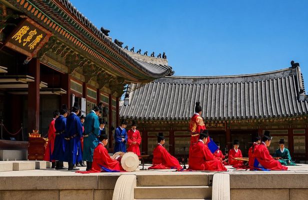 Seoul Private Local Tour: Gyeongbokgung, Seochon & Market Tour