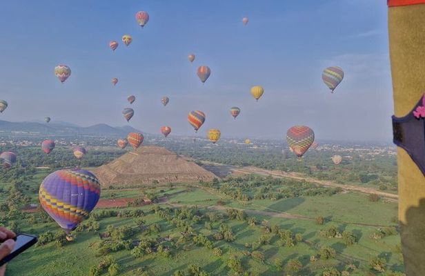 Teotihuacan Hot Air Balloon Flight with Breakfast and Transport