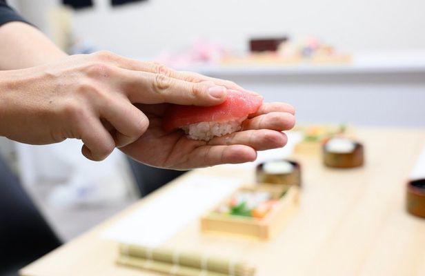 Tokyo Tsukiji Fish Market Sushi Making–Make Your Own Sushi Bento