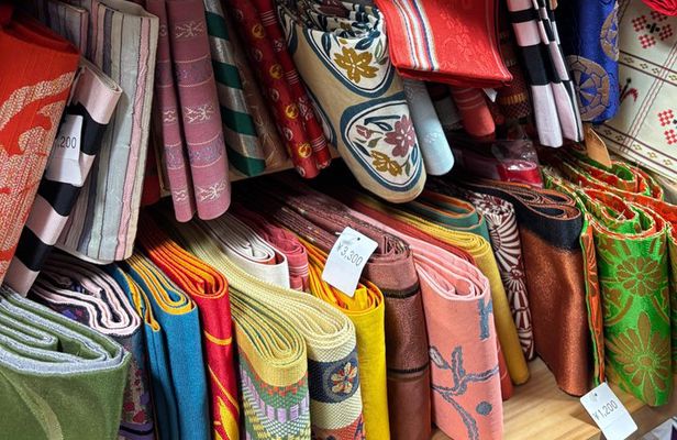 Tokyo Flea Market & Kimono Shopping Tour with a Local Guide
