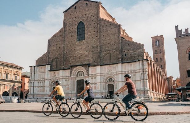 Bologna Bike Tour: explore the Old Town & Secret Spots