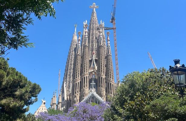 Sagrada Familia Golden Hour and Guided Visit with Priority Access