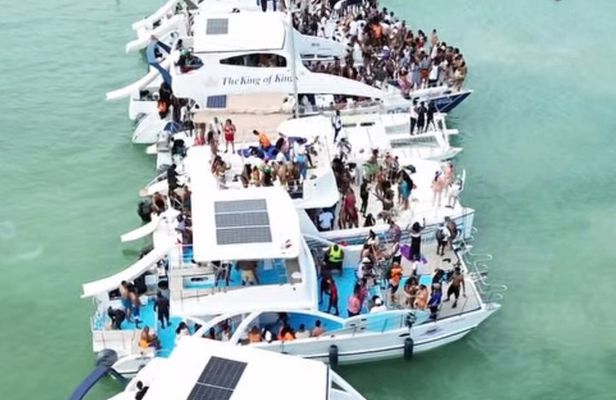 Yacht Celebration: Hip Hop & R&B — Open Bar Experience