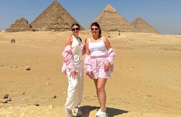 Private Tour in Pyramids of Giza with Lunch and Camel Ride