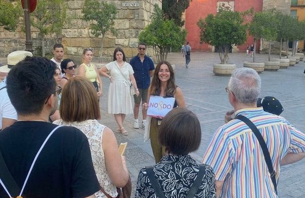 Seville in 2 Hours : History, Legends and Life of the City