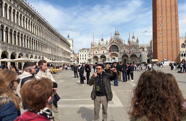 City Center Walking Tour in Venice & Gondola Ride Experience
