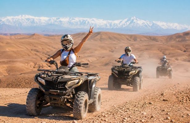 Marrakech : Agafay Desert: traditionnel dinner ,camel ride & Quad