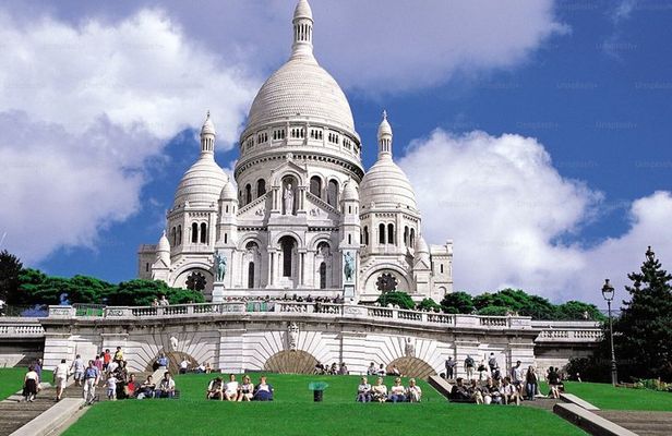 Sacre Coeur Basilica and Montmartre Small Group Guided Tour