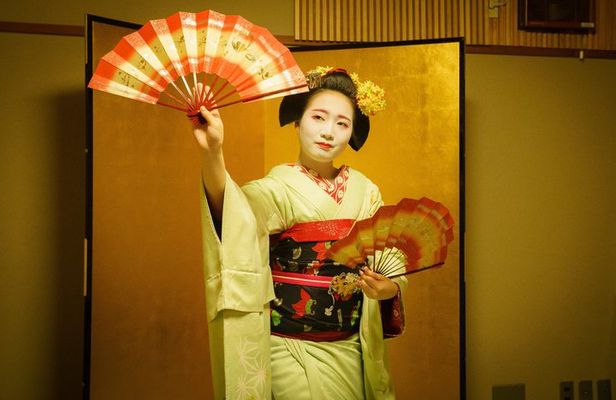 Kyoto: Meet the Geisha with Gion Historic Walking Tour