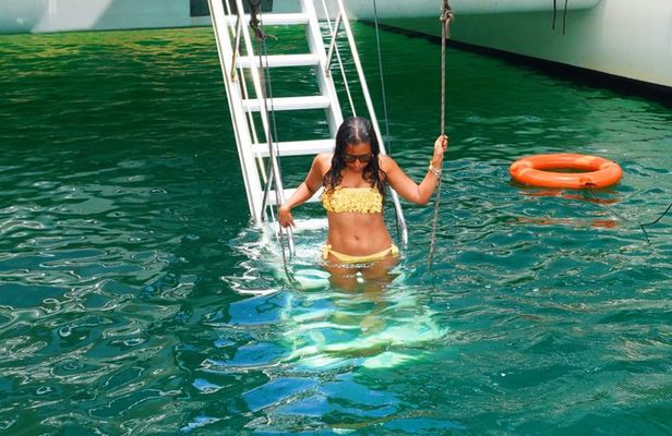 All-inclusive 8-hour catamaran tour to Isla Taboga from Panama City