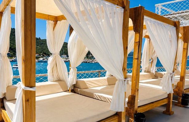 Izmir Boat Trip:Urla-Sigacik Bays with Private Lounge & BBQ Lunch