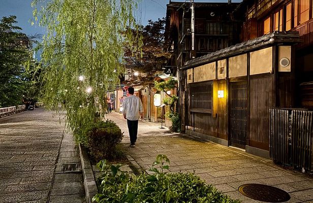 Gion Night Walk with a Former History Teacher