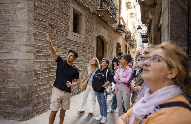 Private Complete Barcelona Walking Tour with Local Guide