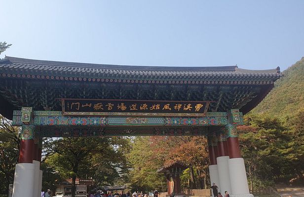 Exploring a thousand years Buddhism temple from Seoraksan hiking