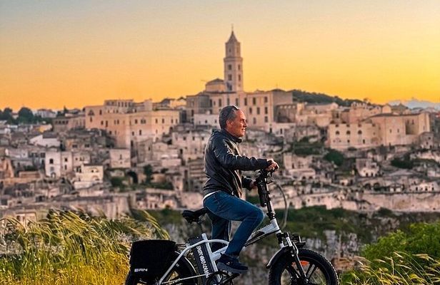 Discovering the hidden treasures of Matera in and bike