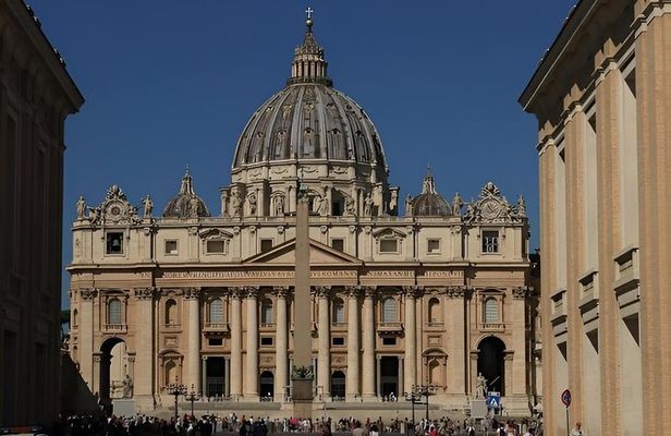 Saint Peter's Basilica Guided Tour with Access to Papal Tomb