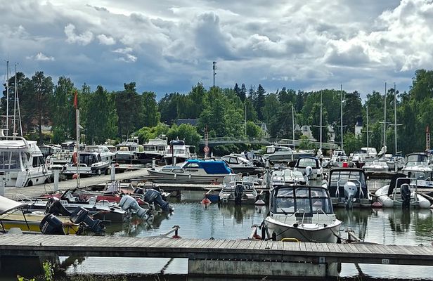Classic Car Sightseeing Ride in Helsinki and Nuuksio with Locals