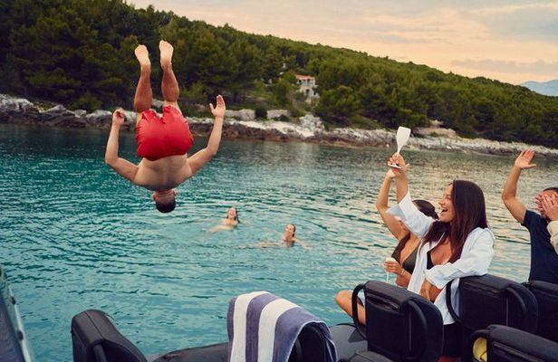 Brač Island Speedboat Cruise with Snorkeling and Sparkling Wine