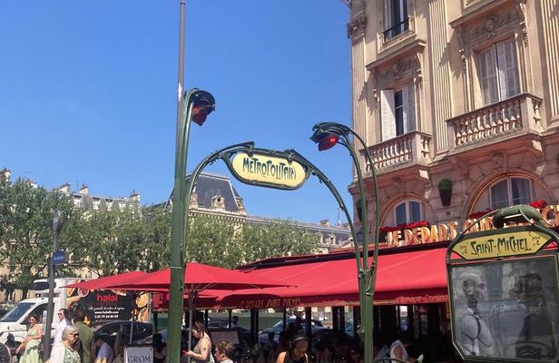 Beyond a guidebook, history and secret of the Latin Quarter.
