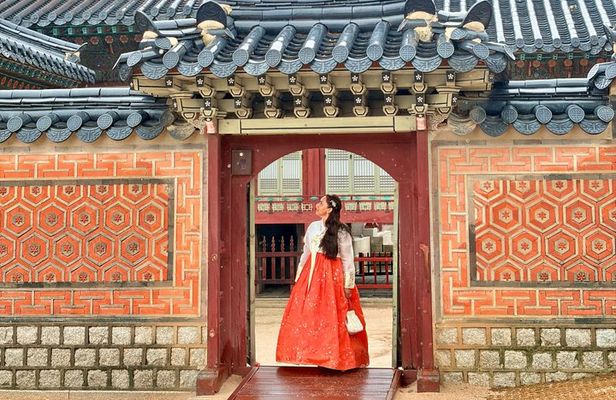 Hanbok in Palace and Traditional Dessert