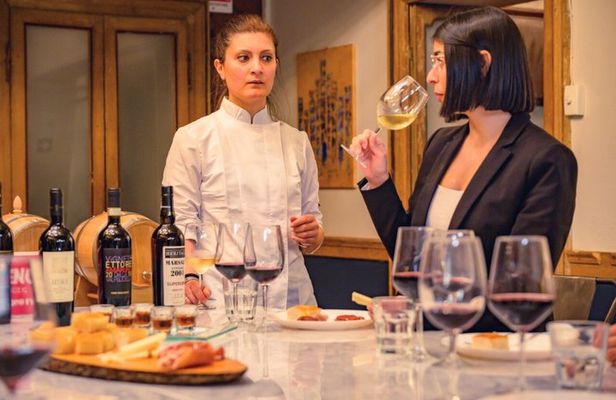 Guided Wine Walk in Florence with 3 Wine Pairing and Food Tasting