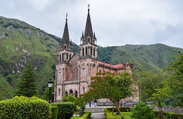 Excursion to the Lakes of Covadonga Cangas de Onís Small Group