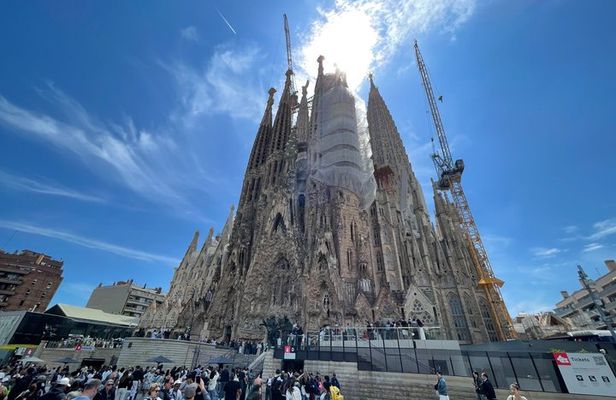 Skip the Line Sagrada Família Tour with Local Expert Guide