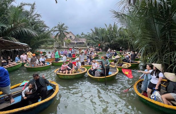 Hoi An Private Basket Boat with Lantern Workshop and Wishes