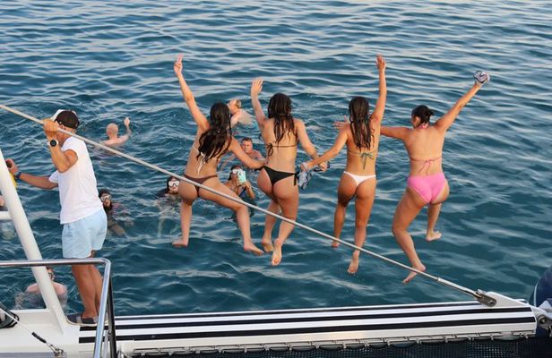 Blue Diamond Catamaran Premium with drinks food and bath