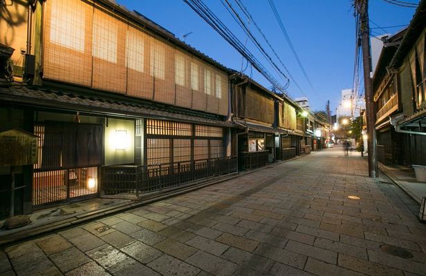 Kyoto Gion Night Tour: Experience Japan's Traditional Culture