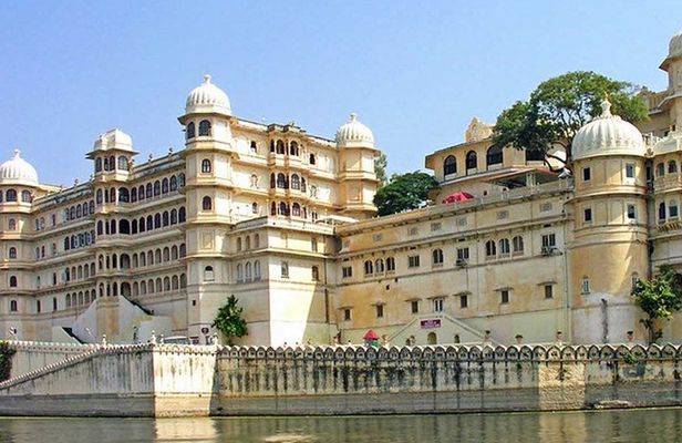 Private Udaipur Full Day Sightseeing Tour with Guide